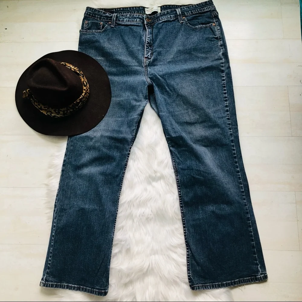 Signature by Levi Strauss & Co. Women's Mid Rise Bootcut Jeans 24W Short
